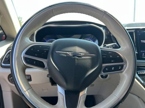 Used 2021 Chrysler Pacifica Limited AWD/4WD image 12