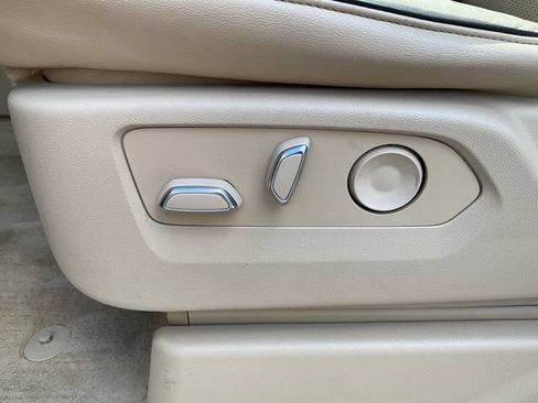 Used 2023 Cadillac Escalade Premium Luxury RWD image 6