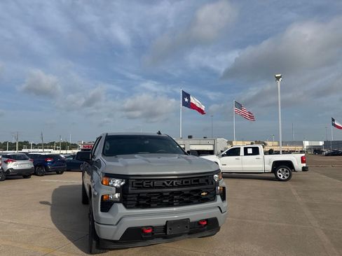 Used 2025 Chevrolet Silverado 1500 Custom w/ LPO, Dark Essentials Package RWD image 3