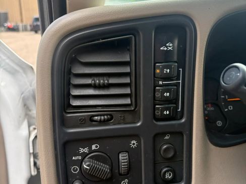 Used 2006 Chevrolet Silverado 2500 LT w/ Heavy-Duty Power Package AWD/4WD image 45