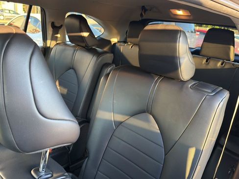 Used 2022 Toyota Highlander XLE FWD image 32