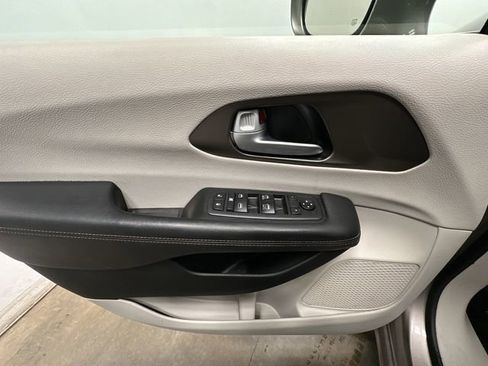 Used 2018 Chrysler Pacifica Touring Plus w/ Tire & Wheel Group image 18