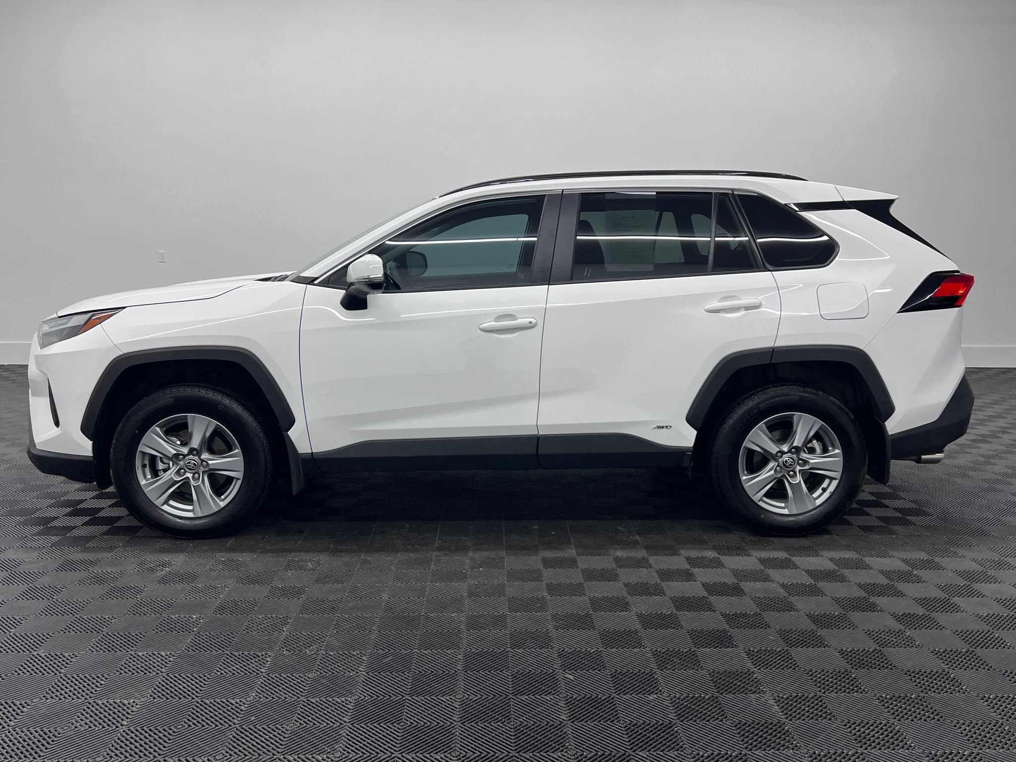 Used 2025 Toyota RAV4 XLE AWD/4WD image 2