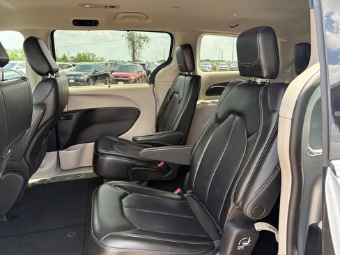 Used 2023 Chrysler Pacifica Touring-L FWD image 14