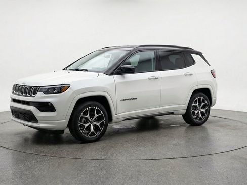 Used 2025 Jeep Compass Limited AWD/4WD image 3