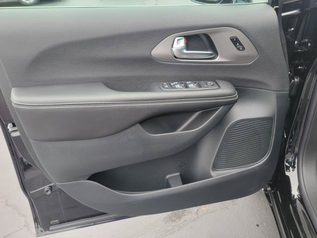 New 2027 Chrysler Pacifica Select FWD image 18