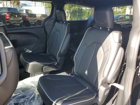 New 2026 Chrysler Pacifica Limited w/ S Appearance Package image 8