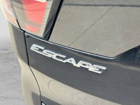 Used 2017 Ford Escape SE w/ Equipment Group 201A FWD image 14