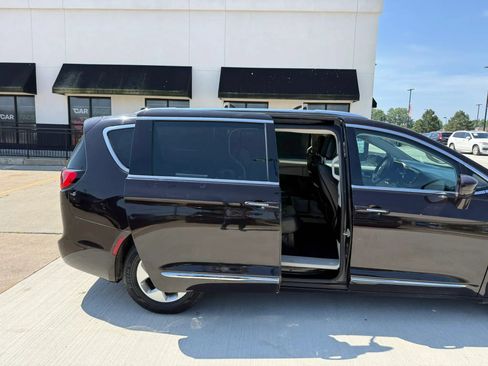 Used 2017 Chrysler Pacifica Touring-L Plus FWD image 22