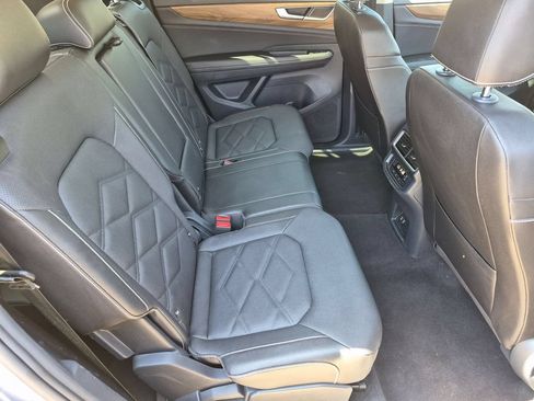 Used 2025 Volkswagen Atlas SE FWD image 29