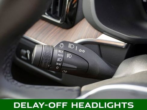 Used 2022 Volvo XC60 B5 Momentum image 24