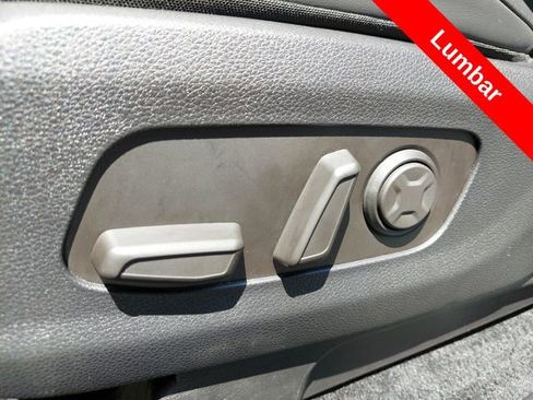 Used 2025 Kia Carnival FWD image 22