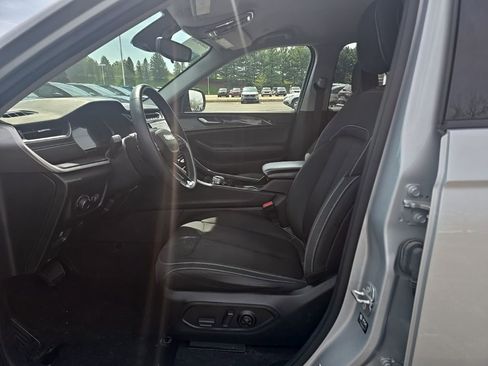 Used 2023 Jeep Grand Cherokee L Laredo image 3