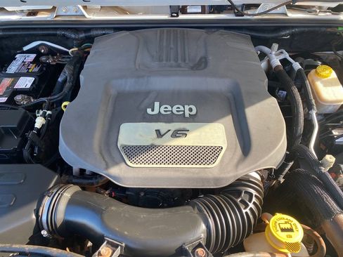 Used 2016 Jeep Wrangler Unlimited Sahara w/ Connectivity Group image 10