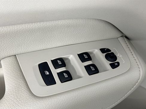 Used 2022 Volvo XC60 B5 Momentum w/ Protection Package Premier image 18