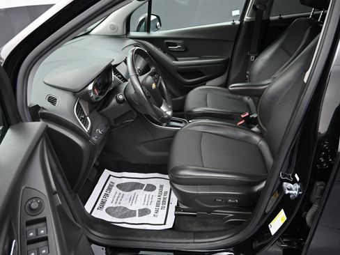 Used 2022 Chevrolet Trax LT w/ Midnight Edition image 24
