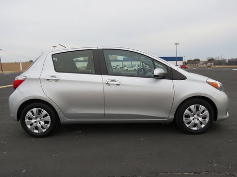 Used 2014 Toyota Yaris L image 4