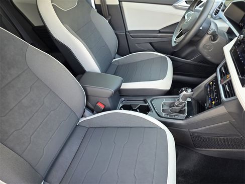 New 2026 Volkswagen Taos SE image 10