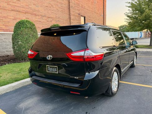 Used 2017 Toyota Sienna XLE w/ XLE Navigation Package FWD image 4