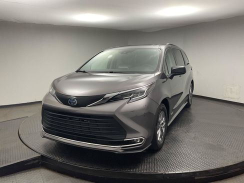 Used 2021 Toyota Sienna XLE FWD image 3