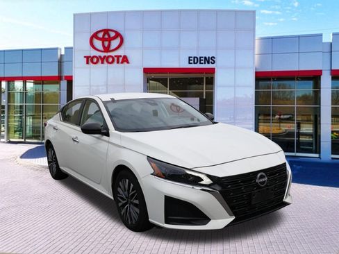 Used 2025 Nissan Altima 2.5 SV FWD image 1