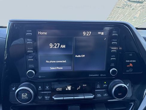 Used 2021 Toyota Highlander XLE FWD image 23