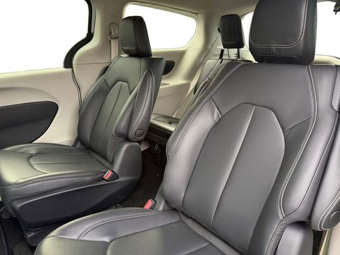 Certified 2023 Chrysler Pacifica Touring-L w/ Uconnect Theater Family Group image 14