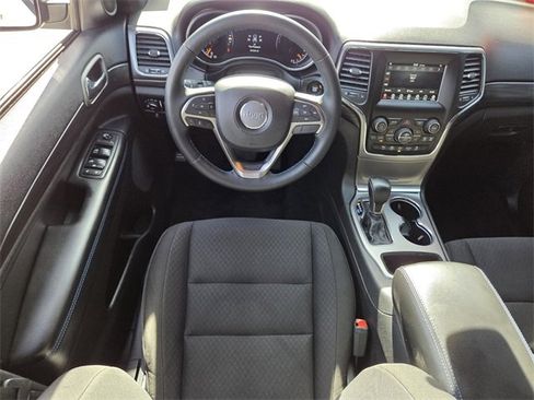 Used 2019 Jeep Grand Cherokee Laredo image 12