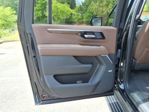 Certified 2025 Chevrolet Suburban High Country AWD/4WD image 19