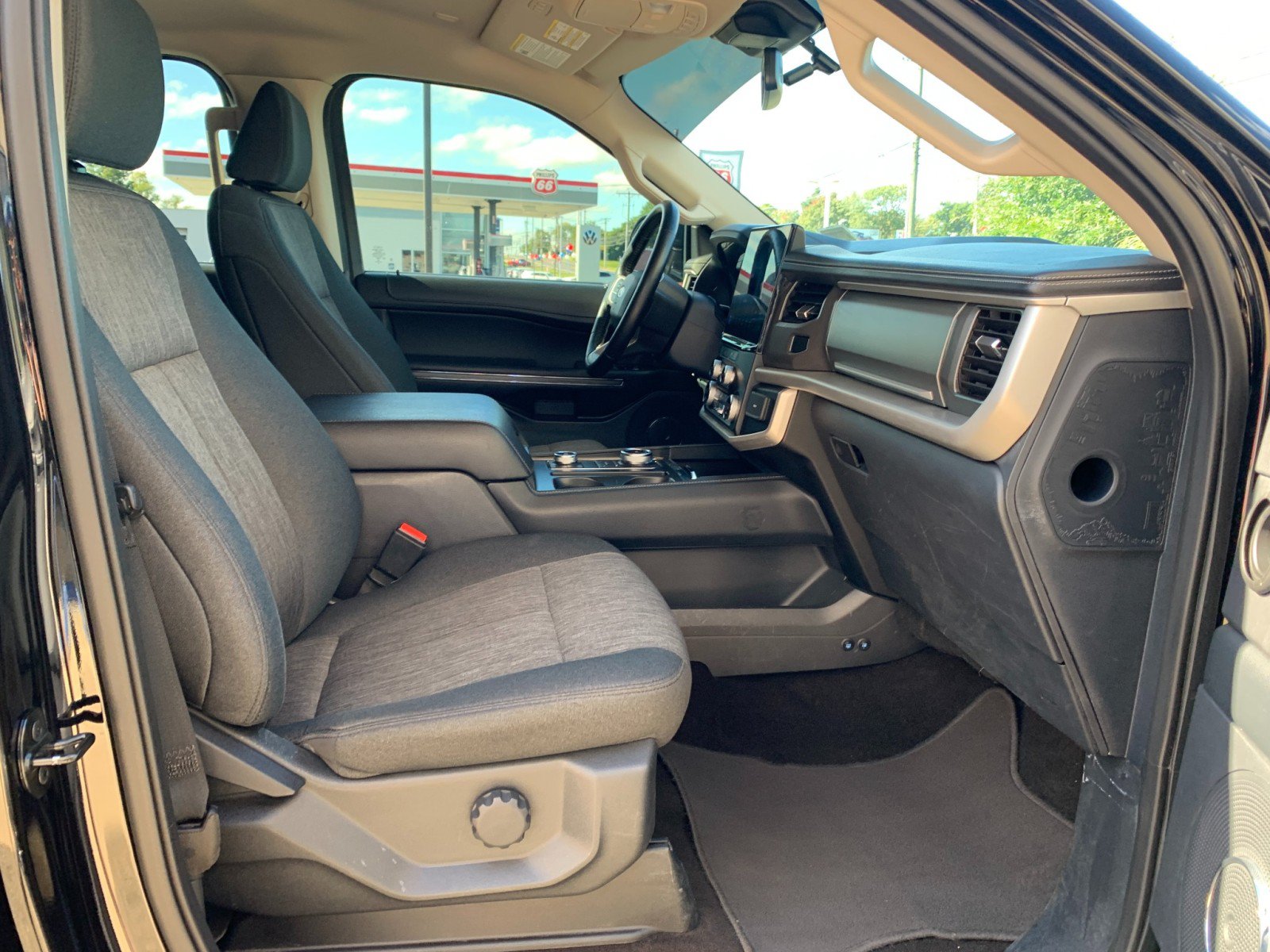 Used 2023 Ford Expedition XLT AWD/4WD image 39