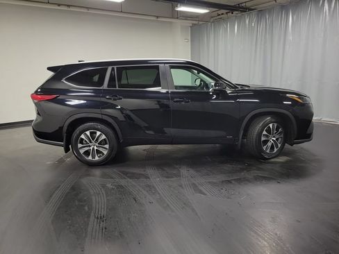 Used 2023 Toyota Highlander XLE AWD/4WD image 9