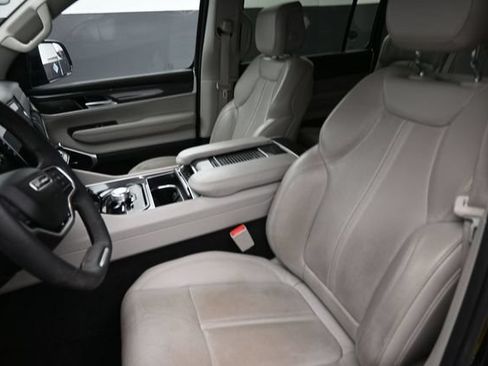 Used 2022 Jeep Wagoneer Series I AWD/4WD image 15