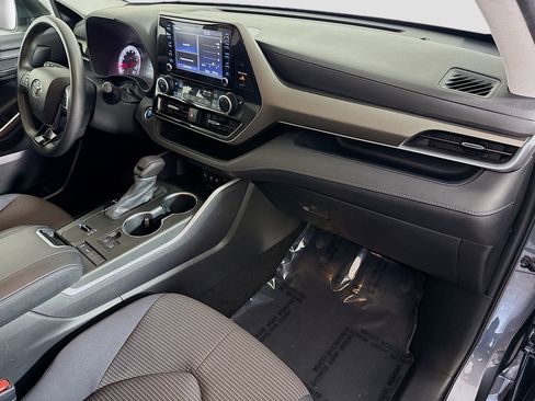 Used 2020 Toyota Highlander LE image 30