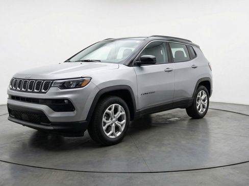 Used 2025 Jeep Compass Latitude AWD/4WD image 3