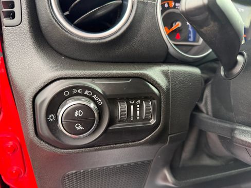 Used 2020 Jeep Gladiator Overland AWD/4WD image 19