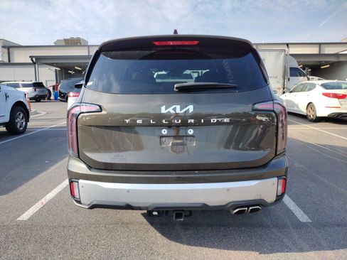 Used 2024 Kia Telluride EX w/ EX Captain's Chair Package image 5
