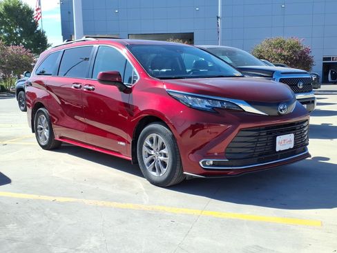 Used 2021 Toyota Sienna XLE FWD image 3