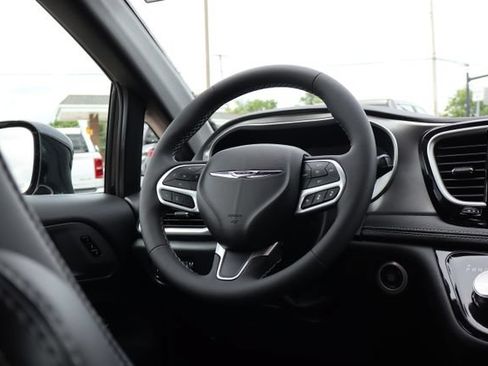 Used 2026 Chrysler Pacifica Select AWD/4WD image 55