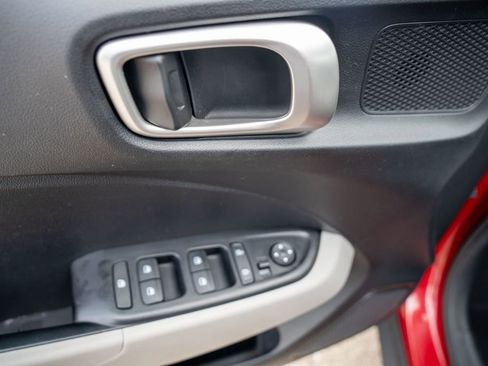 Certified 2022 Hyundai Venue SEL image 17