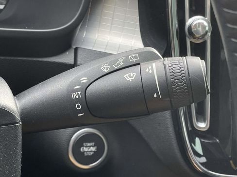 Used 2019 Volvo XC40 T5 Momentum image 13