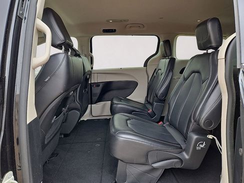 Used 2023 Chrysler Pacifica Touring-L FWD image 16