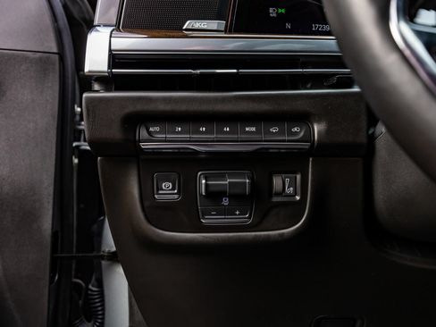 Used 2025 Cadillac Escalade Sport Platinum w/ LPO, ONYX Package AWD/4WD image 18