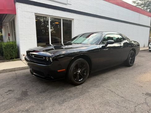 Used 2016 Dodge Challenger SXT RWD image 2