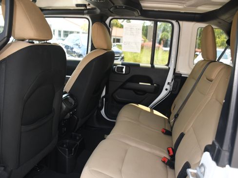 Used 2021 Jeep Wrangler Unlimited Sahara AWD/4WD image 14