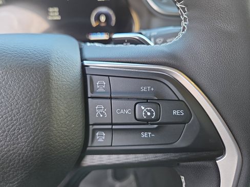 Used 2023 Jeep Grand Cherokee Altitude image 29