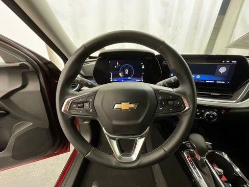 Used 2025 Chevrolet Trax LT w/ LT Convenience Package FWD image 10