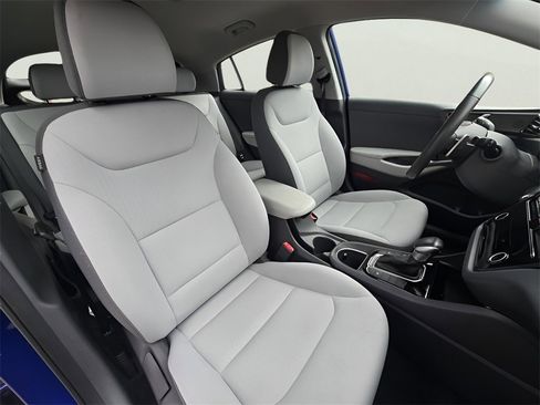 Used 2022 Hyundai Ioniq SE image 5
