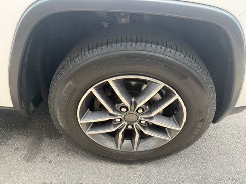 Used 2019 Jeep Grand Cherokee Limited AWD/4WD image 9