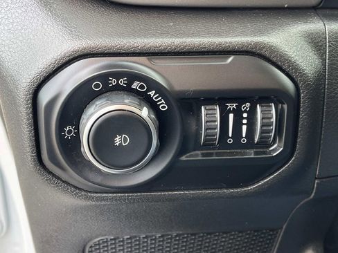 Used 2019 Jeep Wrangler Unlimited Sahara image 29