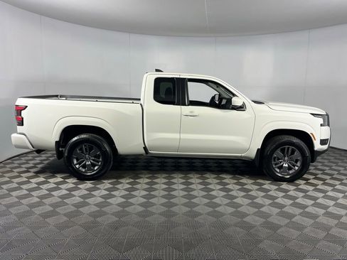 Used 2025 Nissan Frontier SV image 3